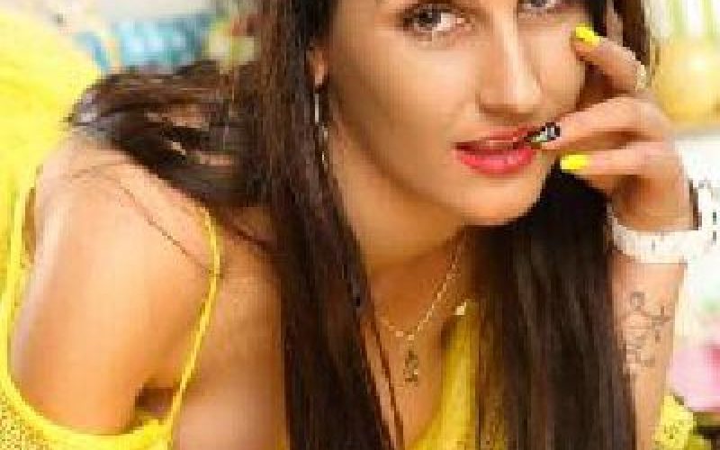 Sara, bellissima amante del sesso, una fiamma di piacere…